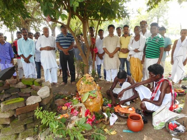सरायकेला: एफएक्स कंपनी का आदिवासियों के पूजा स्थल पर कब्जे की कोशिश, विरोध में उतरे ग्राम सभा के लोग