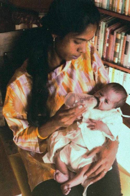 मां श्यामला गोपालन हैरिस (25) अपनी बेटी कमला के साथ।
