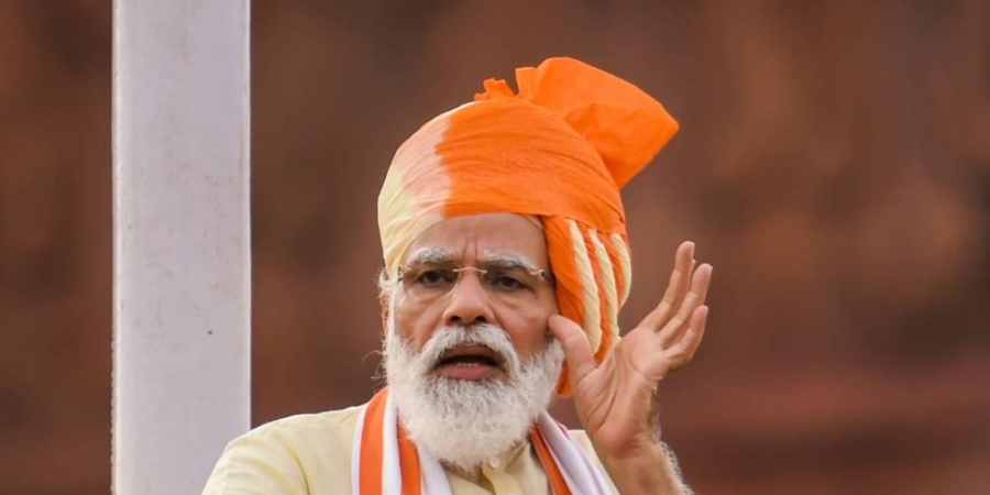 पीएम मोदी लाल किले पर।