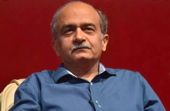 प्रशांत का माफी मांगने से इंकार, सुप्रीम कोर्ट से कहा- माफी मांगना अपनी चेतना की अवमानना के बराबर होगा