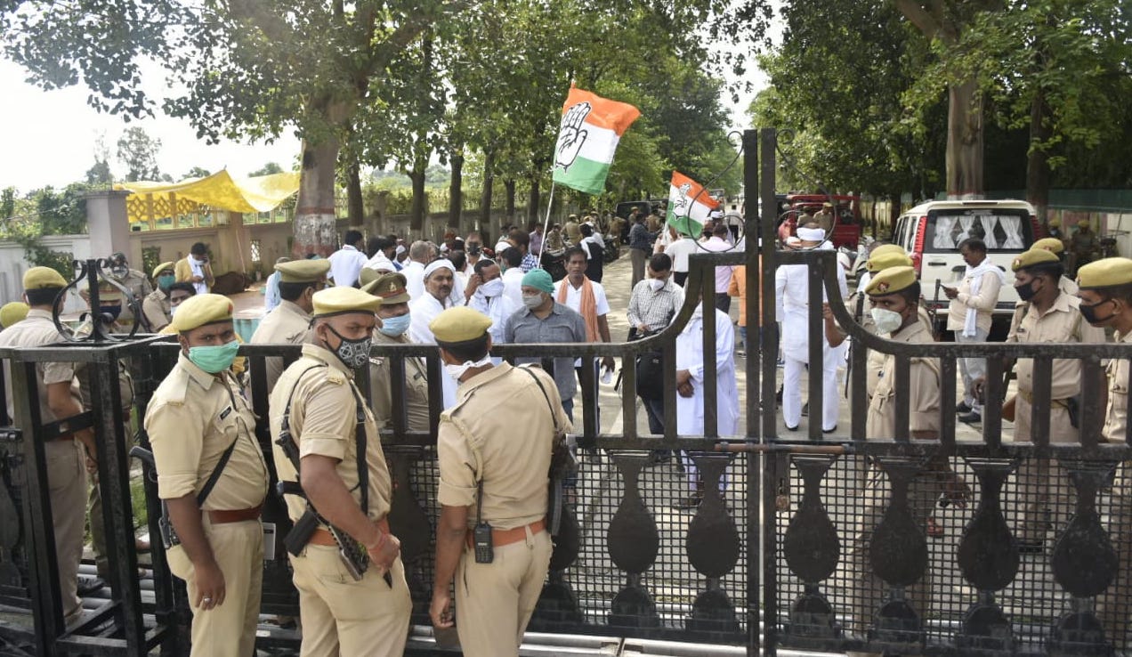 आजमगढ़ में कांग्रेस नेता और कार्यकर्ताओं को रोकती पुलिस।