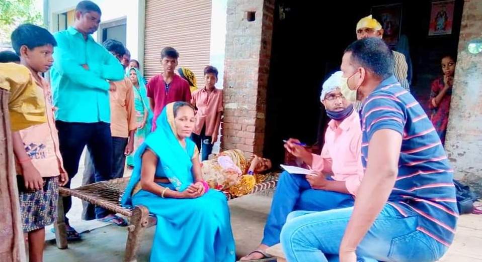 आजमगढ़ में पीड़ित परिवार।