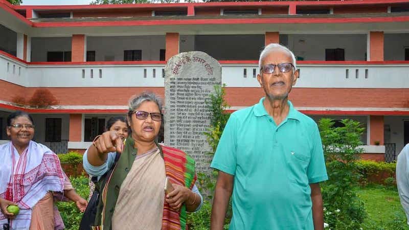 स्टेन स्वामी सबसे दायें।