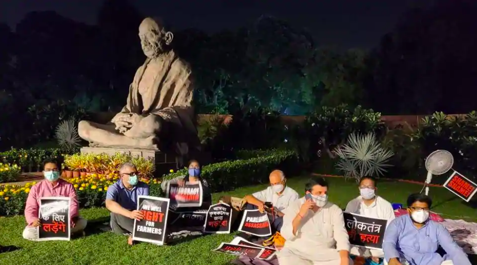 संसद में परिसर में धरनारत सांसद।