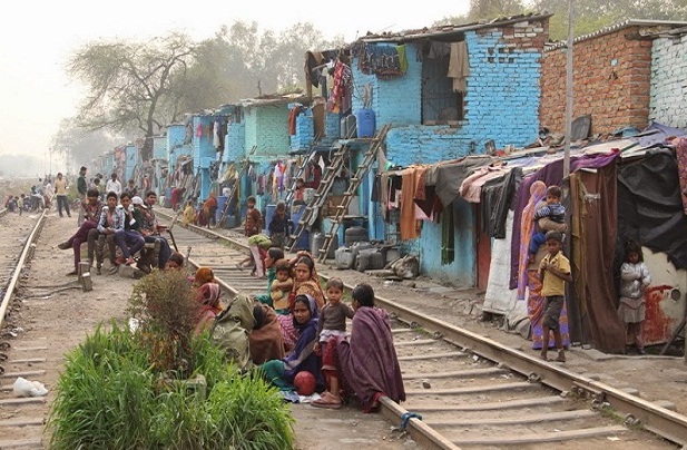 रेल की पटरियों के किनारे बनी झुग्गियां।