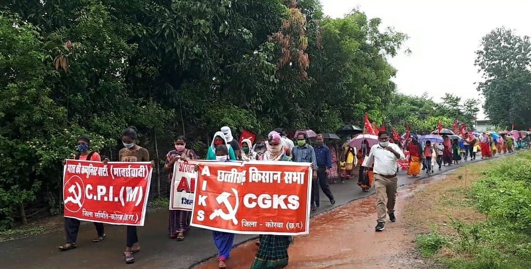 पदयात्रा निकालते ग्रामीण।