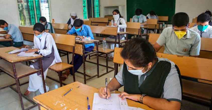 परीक्षा देते छात्र और छात्राएं।