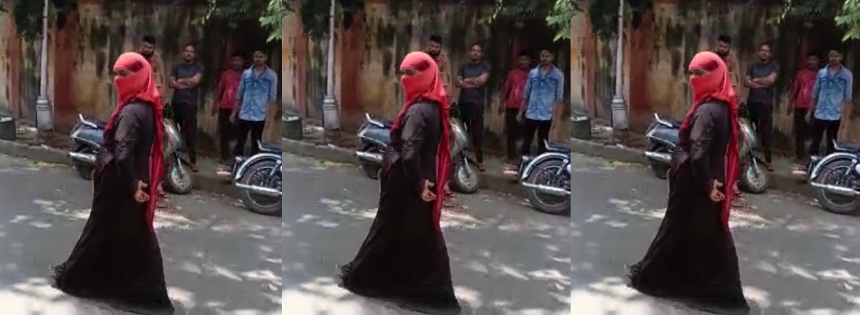 बुर्का पहन कर जाता पुजारी।