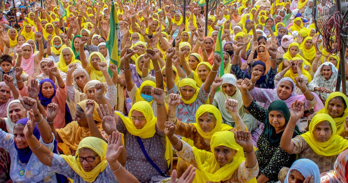 महिलाएं प्रदर्शन करती हुईं।