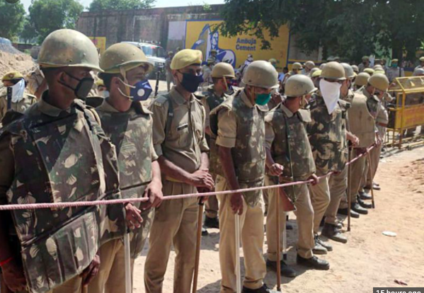 हाथरस में पुलिस की तैनाती।