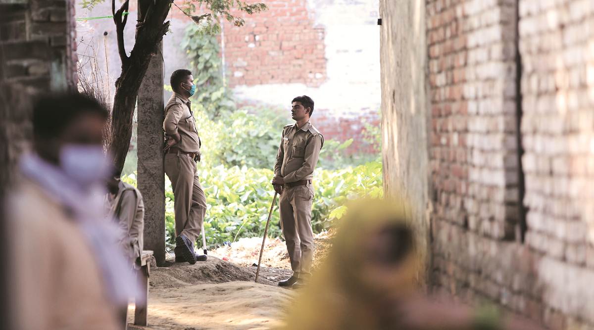 पीड़िता के गांव में तैनात पुलिस।