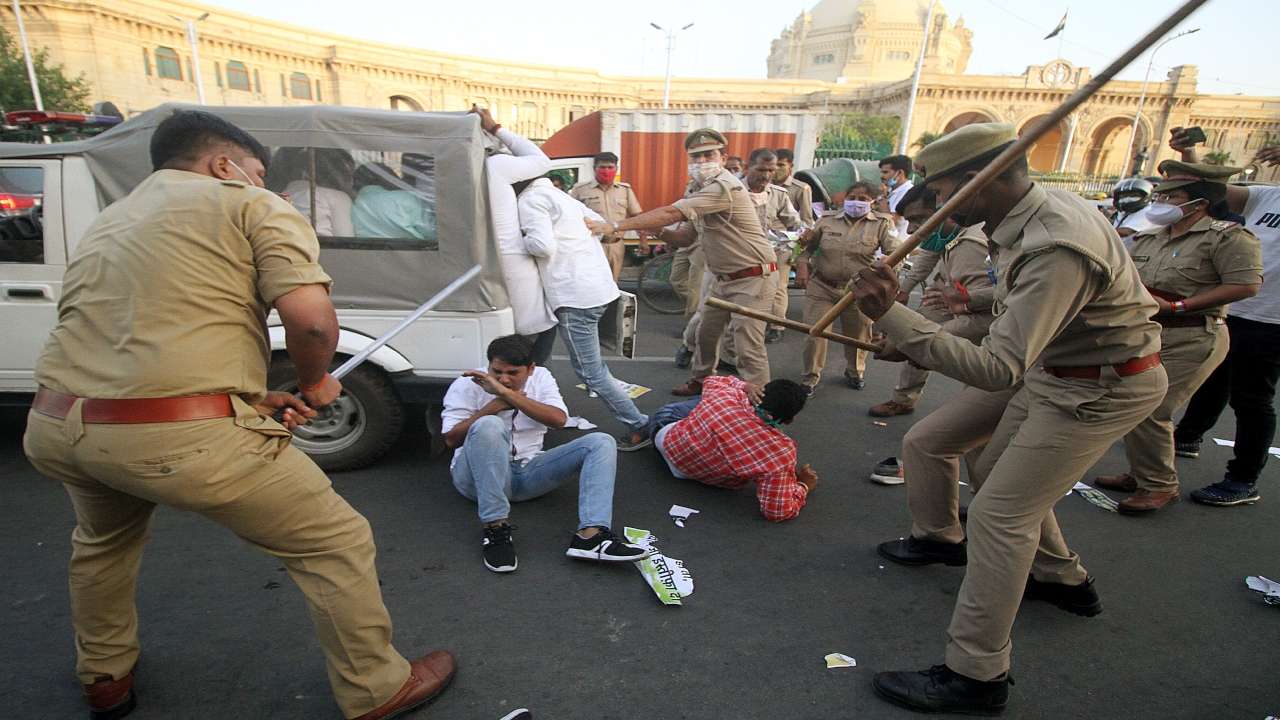 लखनऊ में प्रदर्शनकारियों पर लाठीचार्ज।