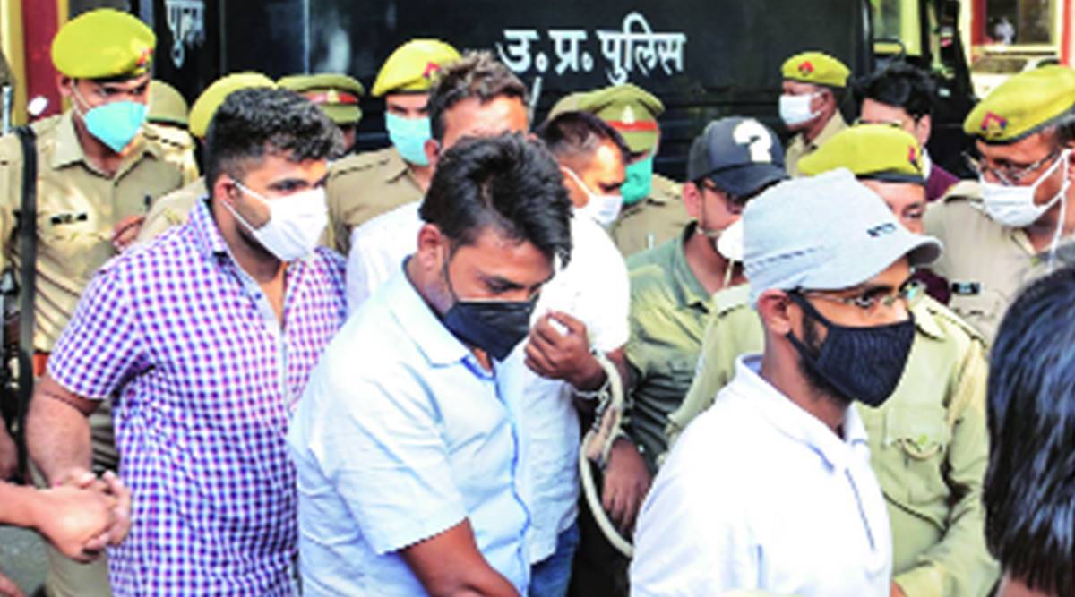 जर्नलिस्ट और अन्य गिरफ्तार लोग।