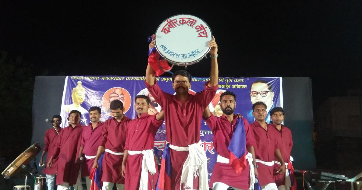 कबीर कला मंच के कलाकार।