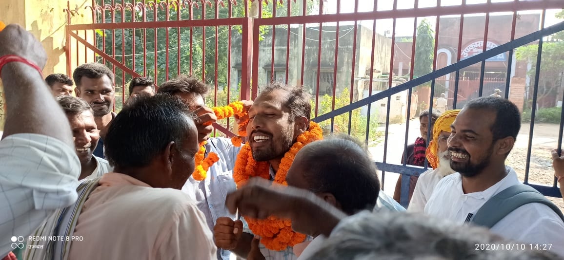 मनोज मंजिल का जेल के बाहर लोग स्वागत करते हुए।