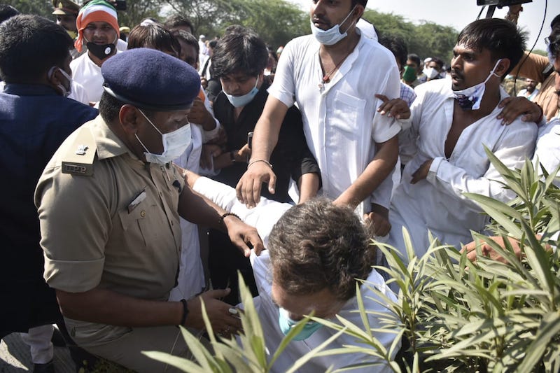 राहुल को पुलिस रोकती हुई।