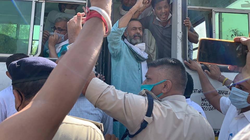 गिरफ्तारी देते योगेंद्र यादव।