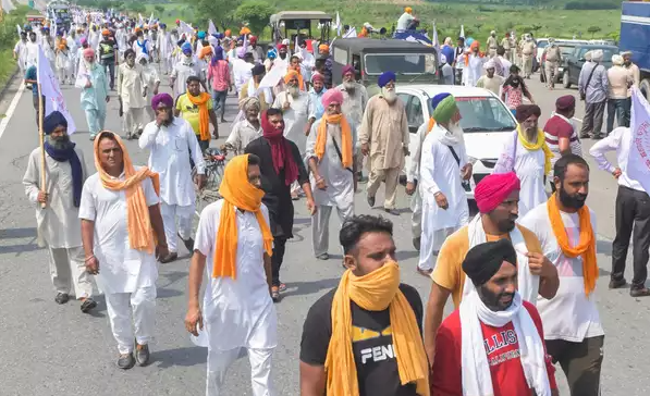 ‘दिल्ली कूच’ के लिए किसानों ने बैरियर तोड़ा