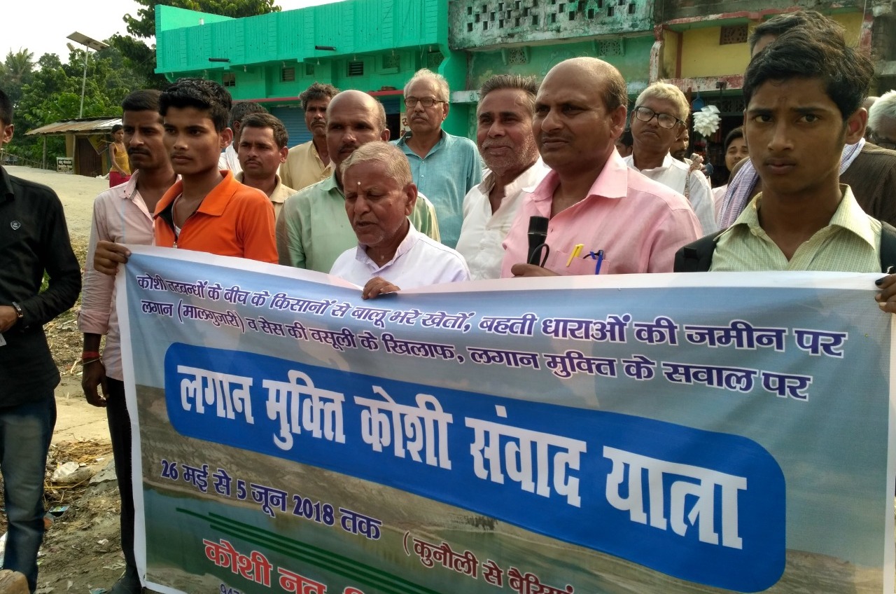 आंदोलनरत इलाके के लोग।