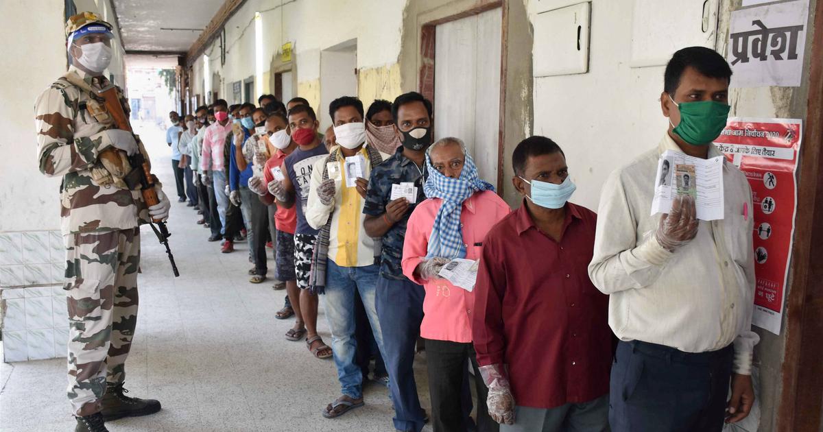 मतदान करते बिहार के लोग।