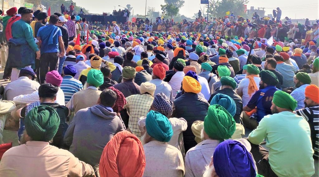 सिंघु बार्डर पर बैठे किसान।