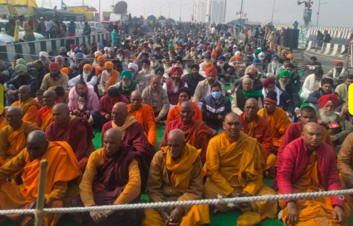 किसान आंदोलन में पहुंचे बौध भिक्षु, 8वें दौर की बातचीत आज