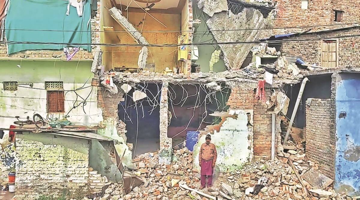 उज्जैन में एक घर को अवैध तरीक से गिरा दिया गया।