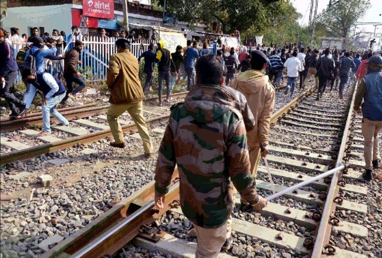 प्रयागराज में पुलिस ने तोड़े बर्बरता के रिकॉर्ड; लॉजों और छात्रावासों में घुस-घुस कर छात्रों को पीटा, दरवाजे तक तोड़ डाले