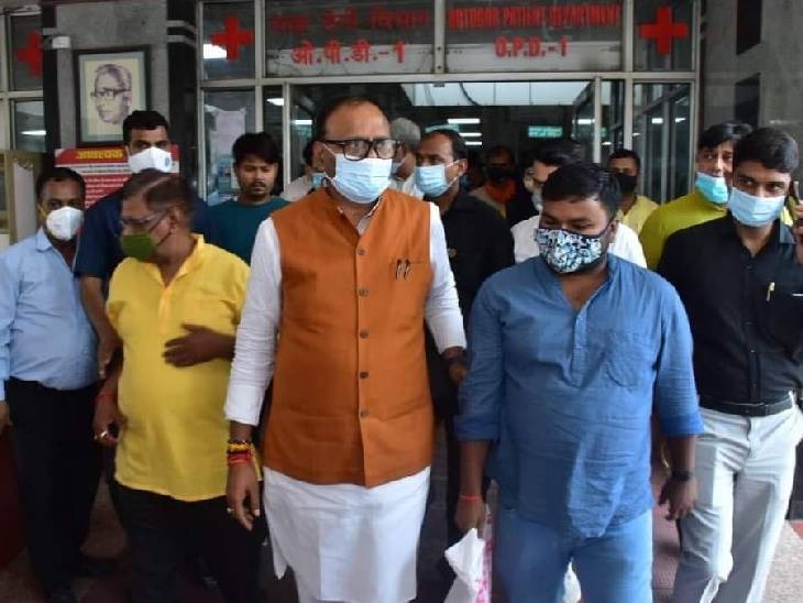 अस्पतालों को आम जनता से दूर करने की कवायद को छुपाने के लिए मंत्री जी मार रहे हैं छापे
