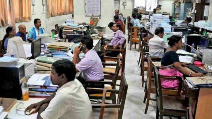 50 साल के कर्मचारी अयोग्य हैं तो नेता कैसे योग्य ?