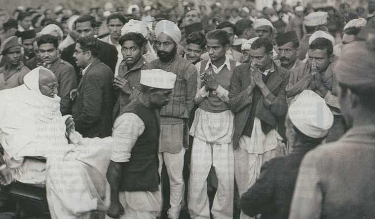 आज़ादी के जश्न से आज भी दूर हैं बापू
