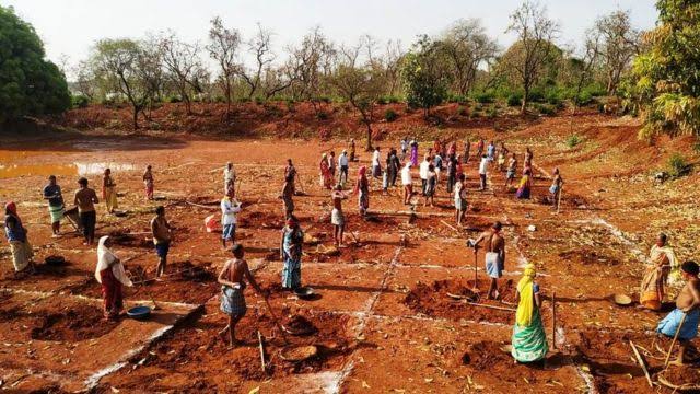 मजदूरों की जीवनरेखा मनरेगा को लगातार छोटी कर रही है केंद्र सरकार