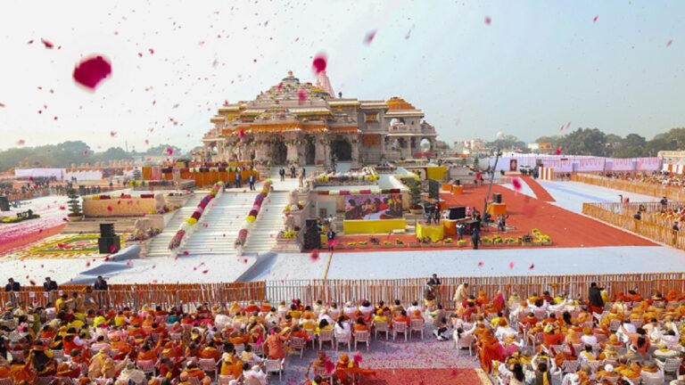 अयोध्या मेगा आयोजन के निहितार्थ: एक तीर, निशाने अनेक