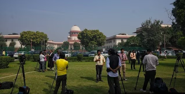 चुनाव आयुक्तों की नियुक्ति को लेकर संसद से पारित नये कानून पर रोक लगाने से सुप्रीम कोर्ट का इंकार