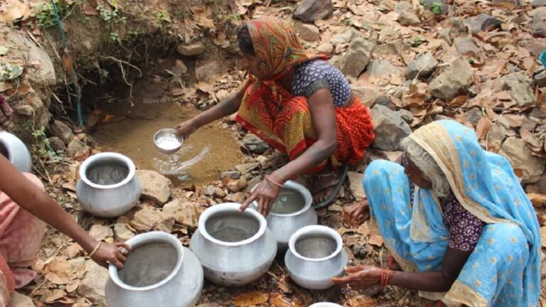 ग्राउंड रिपोर्ट: चुवांड़ी खोदकर पानी पीने को मजबूर पलामू की परहिया जनजाति