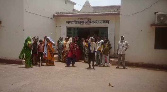स्पेशल रिपोर्ट: पानी की समस्या से जूझते लोग और पानी आपूर्ति में प्रधान का खेल