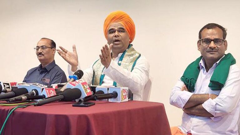 लिंगायत संत का प्रह्लाद जोशी के खिलाफ चुनाव लड़ने का ऐलान, भाजपा पर लगाया राजनीतिक भेदभाव का आरोप