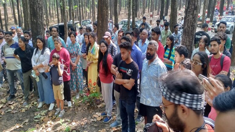 देहरादून: युवा फिर उतरे जंगल बचाने, बाधा डालने के लिए ‘देशभक्त टोला’ भी पहुंचा खलंगा
