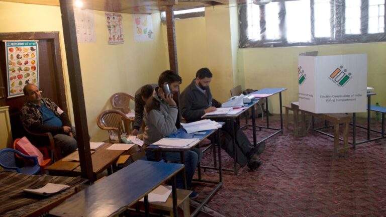 पोलिंग बूथों पर इतना सन्नाटा क्यों है?