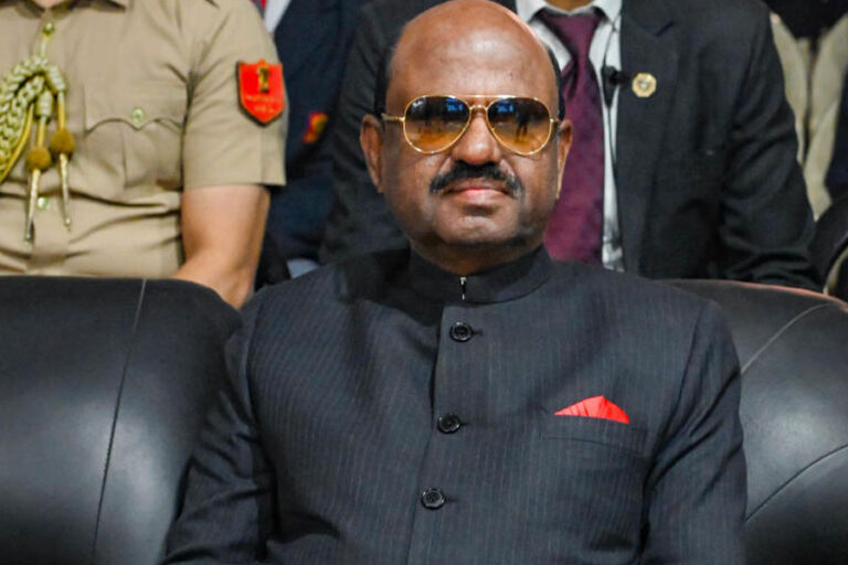 पुलिस ने पश्चिम बंगाल गवर्नर के खिलाफ कार्रवाई शुरू की, महिला ने कहा- उन्होंने आपत्तिजनक तरीके से मुझे छुआ