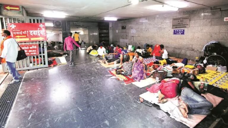 AIIMS के फुटपाथ पर अपने इलाज का इंतजार करते रहते हैं रोगी, कई महीनों बाद आता है नंबर