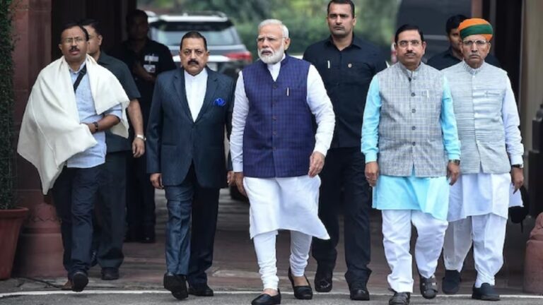 दौर गुजर गया हेडलाइन से सियासत संभालने का!