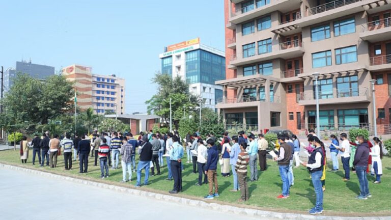 माना गहन अंधेरा है लेकिन रोशनी और ताप की भी संभावना है