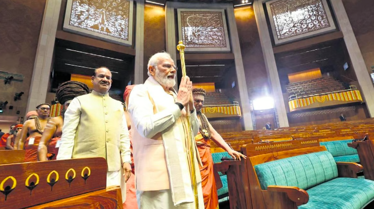 आरके चौधरी के बाद विपक्ष के कई सांसदों ने संसद से सेंगोल हटाने की मांग की