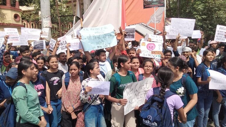 NEET के परीक्षा परिणामों में धांधली पर देशभर में बवाल, SC में लगी कई याचिकाएं, मोदी की काशी में छात्रों का जबर्दस्त आंदोलन