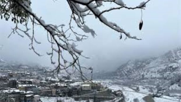 मानसून की भारी बारिश, भू-स्खलन और मौतेंः पर्यावरण में बदलाव जानलेवा क्यों हो रहा है?