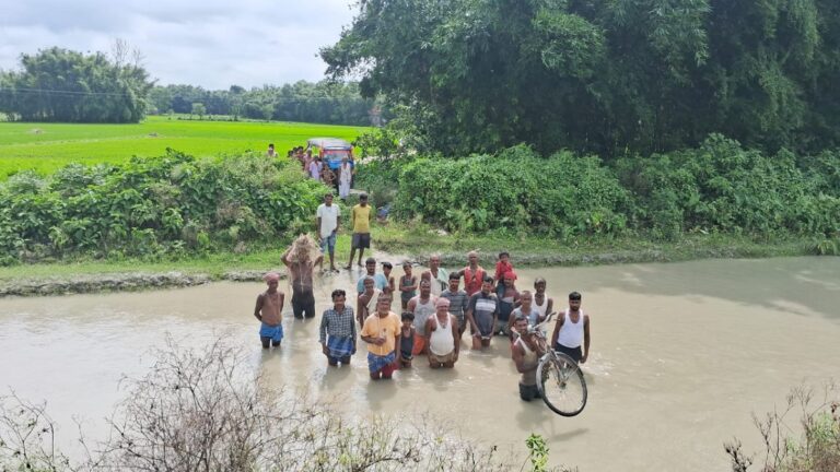 बिहार: पुल की मांग पर नहर में खड़े होकर ग्रामीणों ने जताया विरोध