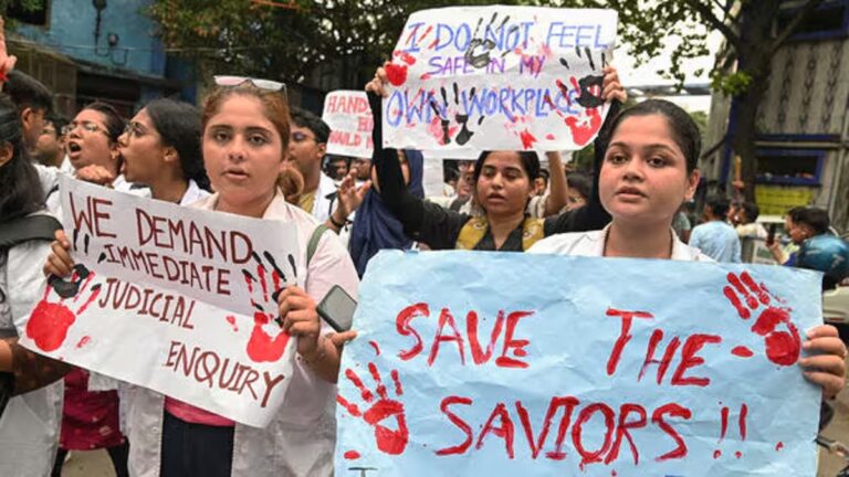 देश में नैतिक पतन जारी हैः इसे कैसे रोका जाए?