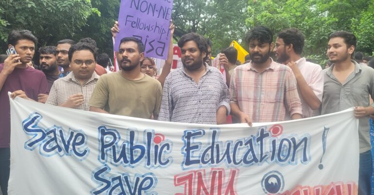 जेएनयू के छात्रसंघ ने विभिन्न मांगों को लेकर मंत्रालय तक निकाला मार्च, रास्ते में ही पुलिस ने रोका