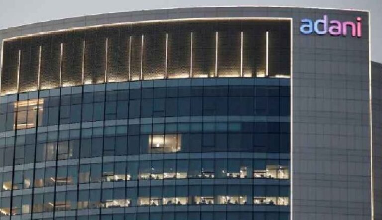 हिंडनबर्ग का एक और खुलासा- अडानी के लिए काम करने वाले शख्स के स्विस बैंकों में जमा 310 मिलियन डॉलर फ्रीज किए गए